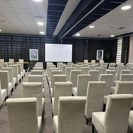 Garnet Hotel & Event Centar Ruma Eksteriør billede