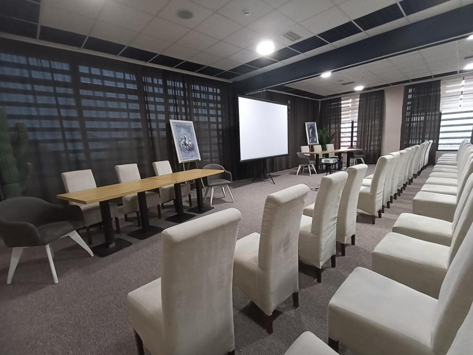 Garnet Hotel & Event Centar Ruma Eksteriør billede