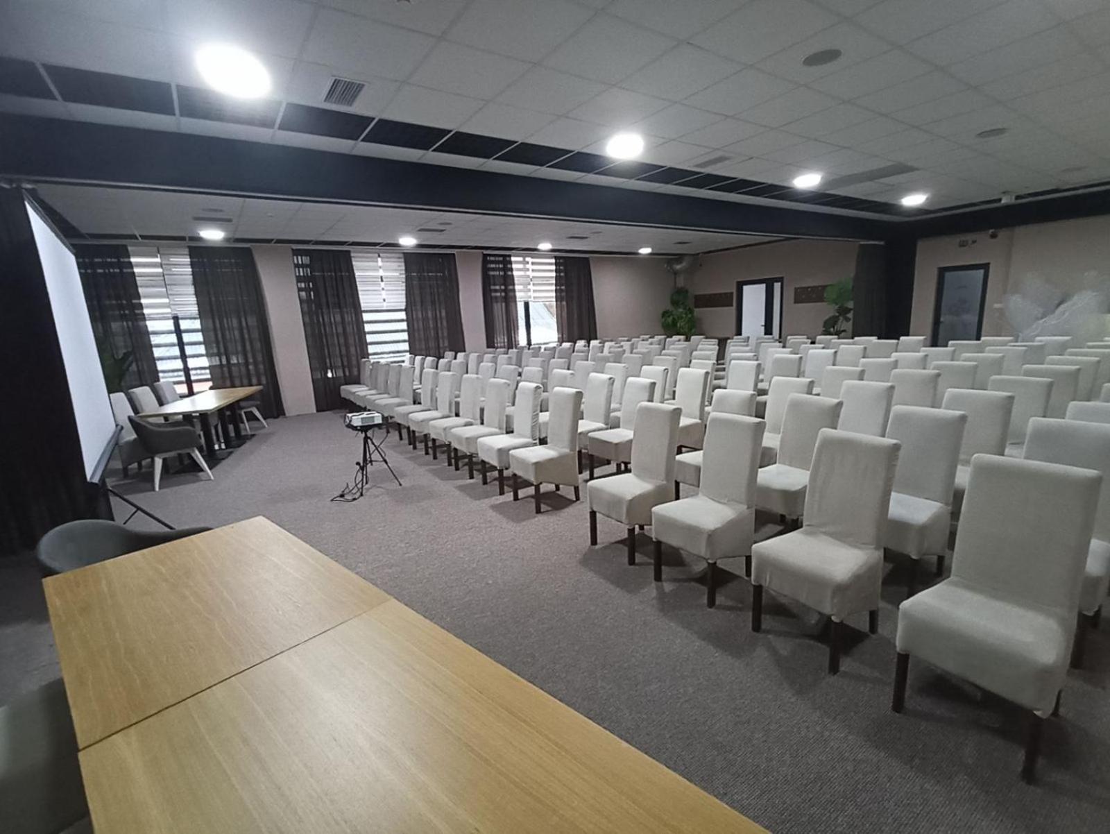 Garnet Hotel & Event Centar Ruma Eksteriør billede