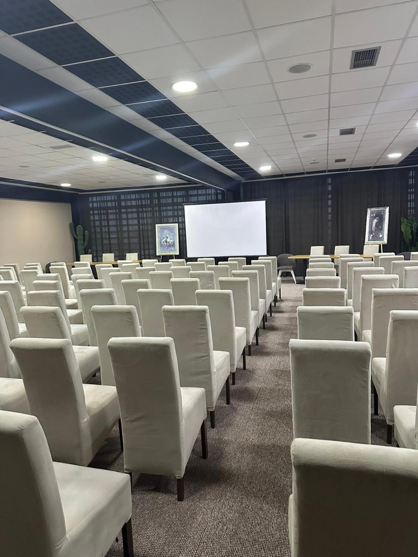 Garnet Hotel & Event Centar Ruma Eksteriør billede