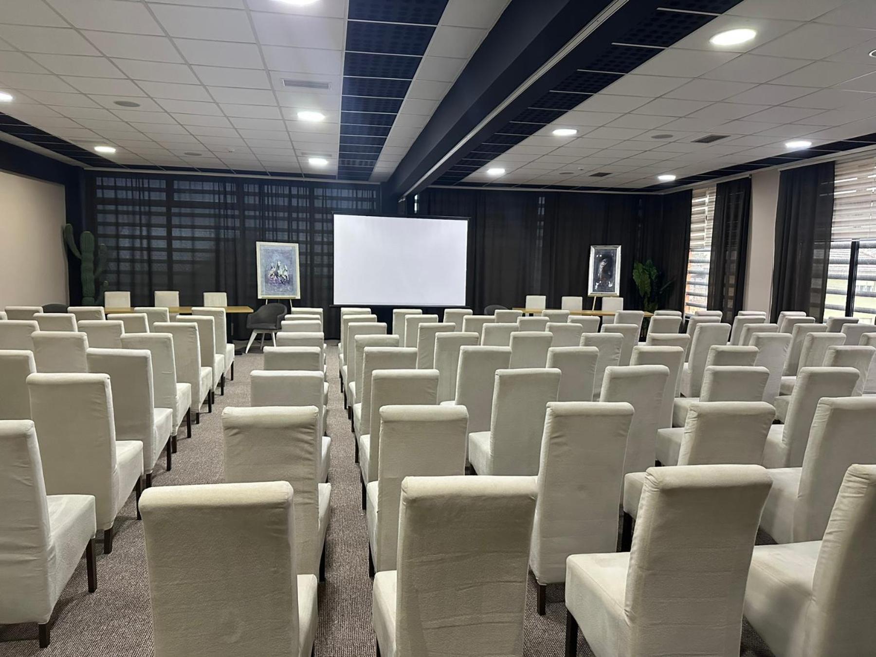 Garnet Hotel & Event Centar Ruma Eksteriør billede