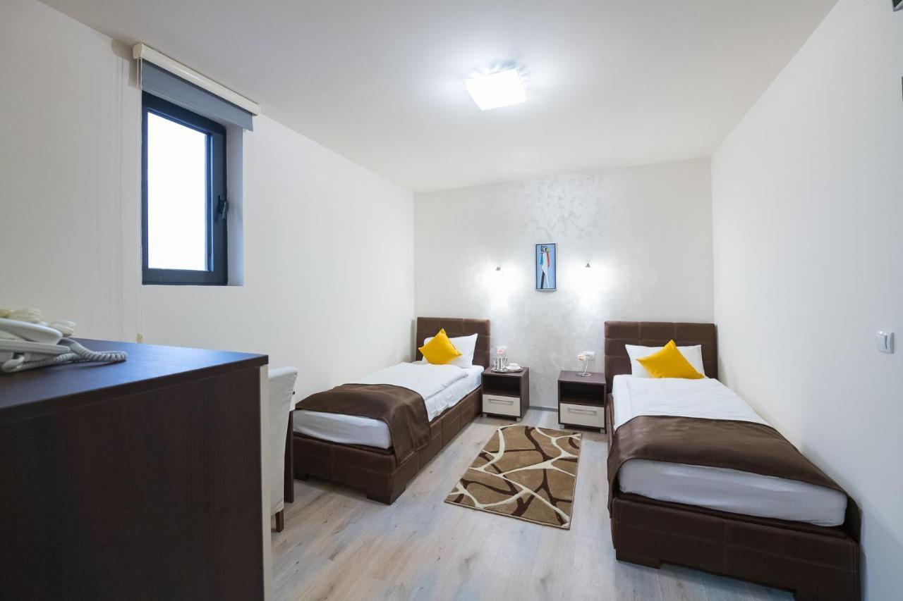 Garnet Hotel & Event Centar Ruma Eksteriør billede